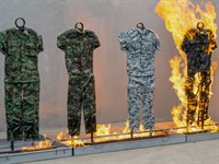 Shutterstock_1011933076_Fireproof test on military fabric_uguns izturības tests uz militārajām formām.jpg
