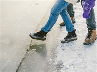 Shutterstock_1252127986_testing thin ice_pārbauda tievu ledu.jpg