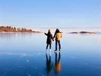 Shutterstock_2113013522_couple skating on lake_pāris slido uz ezera.jpg