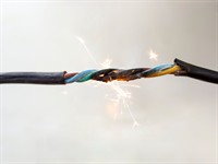 Shutterstock_2270350285_broken electrical cable_bojāts elektriskais vads.jpg