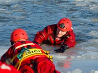 TLF Shutterstock_firefighters practicing save people_ugunsdzēsēji trenējas glābt cilvekus.jpg