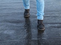 Shutterstock_794073445_carefully walking on the slippery road_uzmanīgi iet pa apsalušu ceļu.jpg