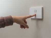 Shutterstock_2443813737_lightning switch_gaismas slēdzis.jpg