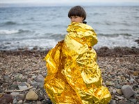 punghi Shutterstock_child in thermal blanket_bērns termosegā.jpg