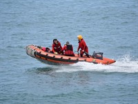 Tommy Larey Shutterstock_lifeguards in boat_glābēji laivā.jpg