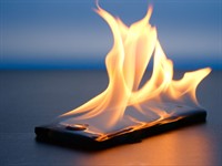 Shutterstock_646104325_burning smartphone_degošs telefons.jpg