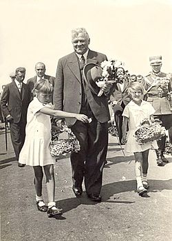 250px-Kārlis_Ulmanis_ar_bērniem2.jpg