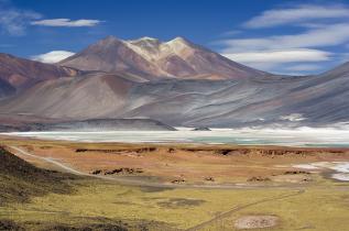 Miscanti_Lagoon_near_San_Pedro_de_Atacama_Chile_Luca_Galuzzi_2006.jpg